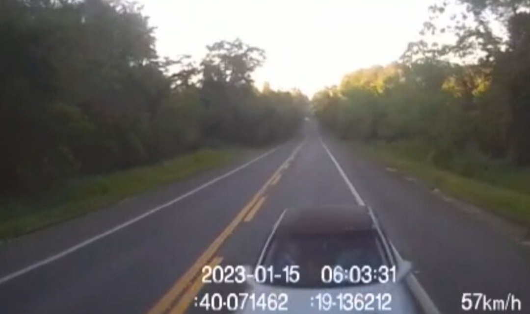 O carro atinge em cheio o caminhão, que já estava a 57km/h.  Todos da família que estavam no carro morreram na hora.  -reprodução vídeo 