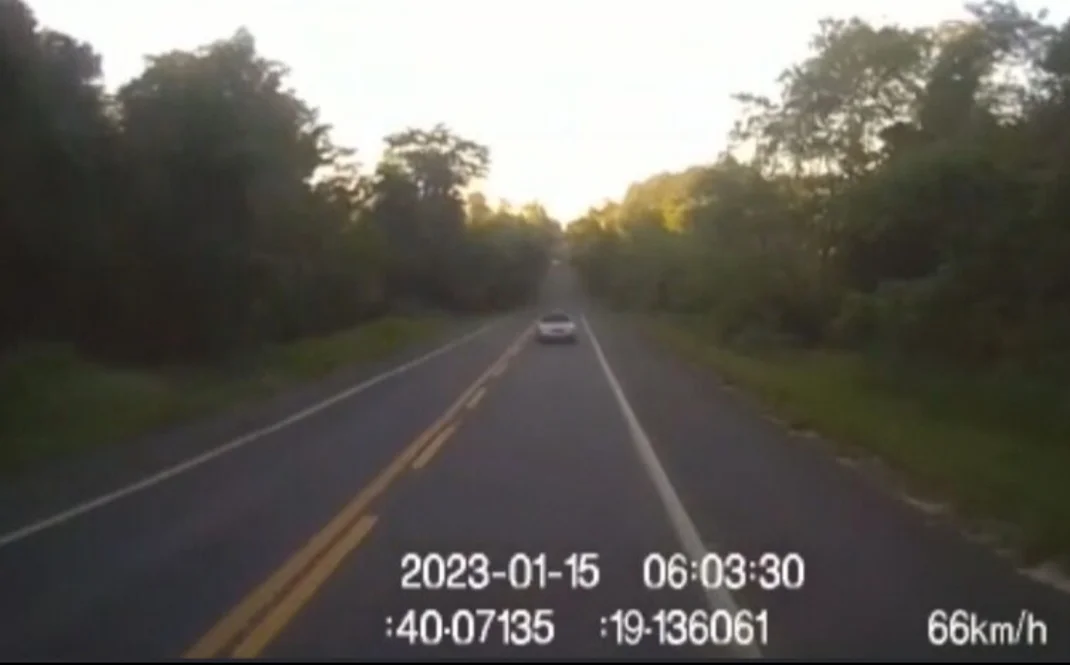 Em seguida, o carro já aparece totalmente na contramão. Invadiu a pista onde estava o caminhão, que reduz a velocidade para 66 km/h.-Reprodução de video