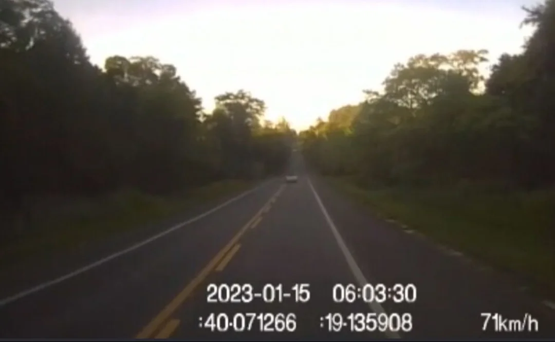 A primeira imagem mostra a estrada com um carro à distância. São 6h03 da manhã do dia 15 de janeiro e o caminhão está a 71 km/h.-Reprodução de vídeo