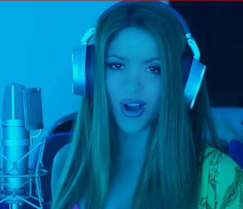 Em 2023, a cantora lançou o single “Bzrp Music Sessions, Vol. 53”, que fez parte do álbum “Las Mujeres Ya No Lloran”, que reúne várias referências ao término do relacionamento entre ela e o ex-jogador Gerard Piqué, pai de seus filhos. O relacionamento começou em 2010 e chegou ao fim em 2022, depois de a cantora descobrir uma traição. O álbum recebeu o Grammy de Melhor Álbum de Pop Latino em 2025.
