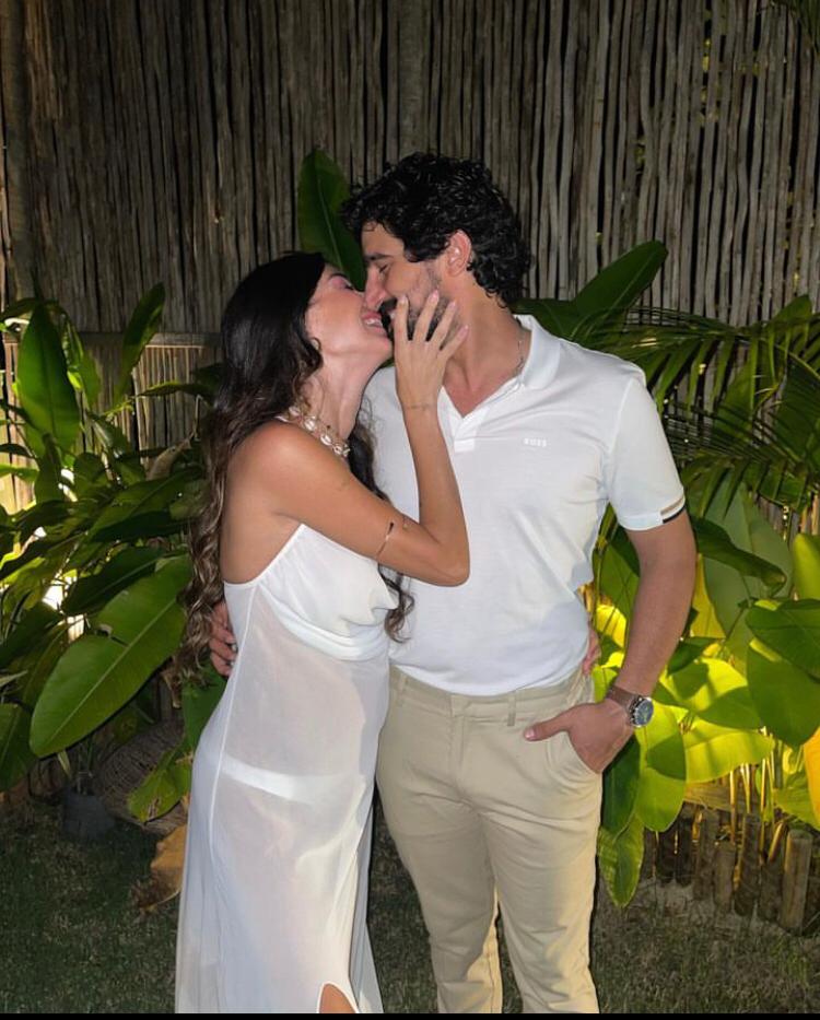 A festa de casamento teve 300 convidados, incluindo celebridades que são próximas do casal. Entre os famosos estavam as atrizes Mariana Ximenes e Sophie Charlotte, o ator Fabrício Boliveira e o cantor Seu Jorge. O casal Thaila Ayala e Renato Góes (foto) também prestigiou a cerimônia.
