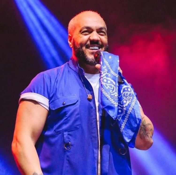 Belo leva tombo em show de Mumuzinho e momento viraliza