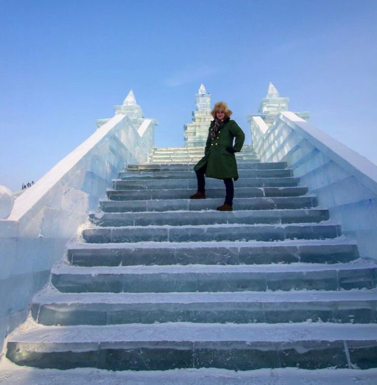 Por conta do frio extremo, o lugar atrai turistas o ano todo que vão atrás de parques de gelo e pista de esqui.
