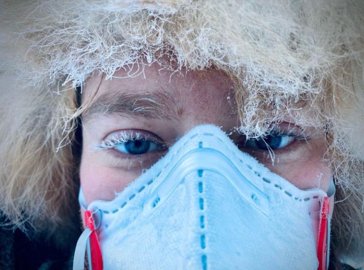 Uma mulher relatou à agência Nikkei de Notícias que estava tão frio que as orelhas delas “doíam como se estivessem sendo arrancadas”.