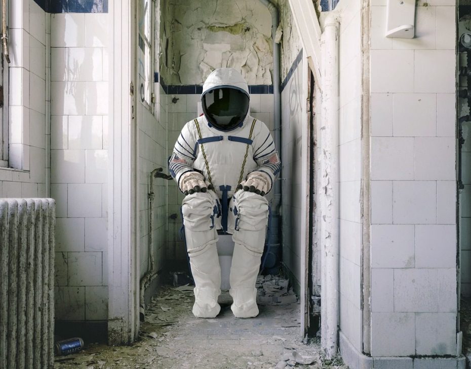 Defecar no vaso sanitário: Não tem banheiro nem vaso sanitário na “ISS” e o local destinado a essa atividade não possui porta, apenas uma cortina. Além disso, o buraco que precisa ser “mirado” é bem pequeno.