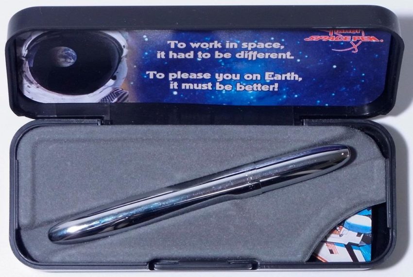 Caso precisem escrever, os astronautas utilizam algo que parece ter vindo do futuro: uma caneta com cartucho pressurizado com nitrogênio! 