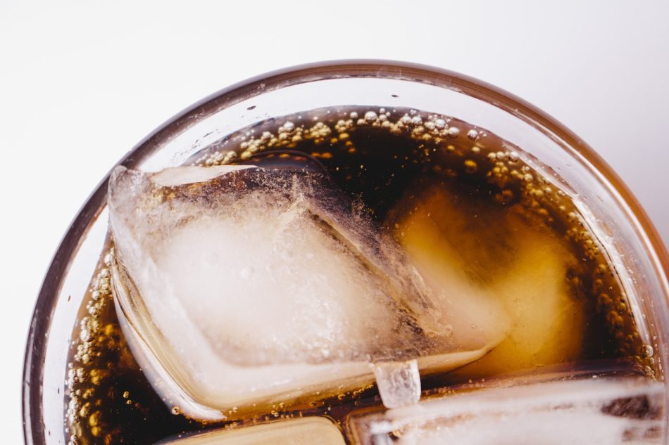 Ah! Os refrigerantes também são proibidos no espaço porque a carbonatação – dissolução do dióxido de carbono em um líquido para torná-lo gaseificado – da bebida não se separa da microgravidade.
