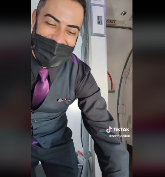 Os próprios comissários de bordo ficaram surpresos com o cenário dentro do avião, no percurso entre Sidney e Fiji que dura cerca de sete horas e meia de viagem.