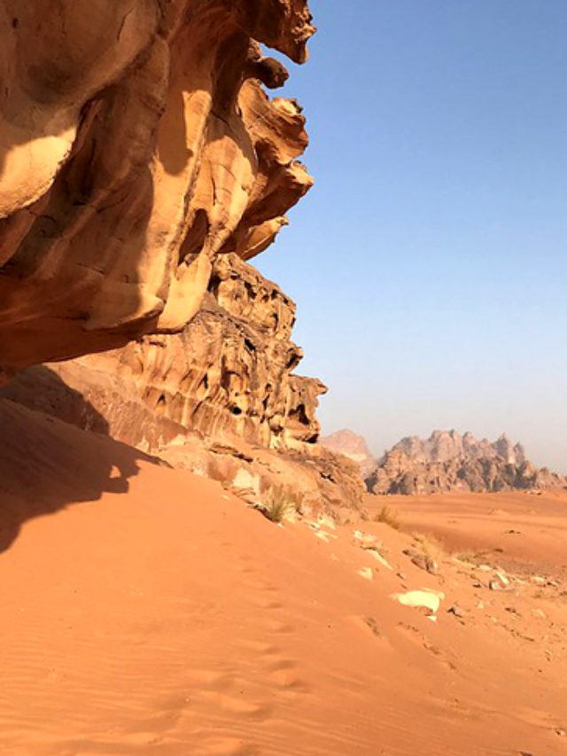 4º Deserto da Arábia (2.300.000 km²) -  Fica na Península Arábica, estendendo-se por oito países: Arábia Saudita, Iêmen, Kuwait, Iraque, Jordânia, Catar, Omã e Emirados Árabes Unidos.