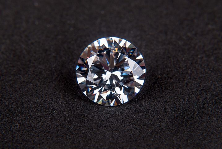 O material radioativo é encapsulado em uma estrutura de diamante artificial, um dos materiais mais resistentes conhecidos, garantindo que a radiação fique totalmente contida e não represente riscos à saúde ou ao meio ambiente. 