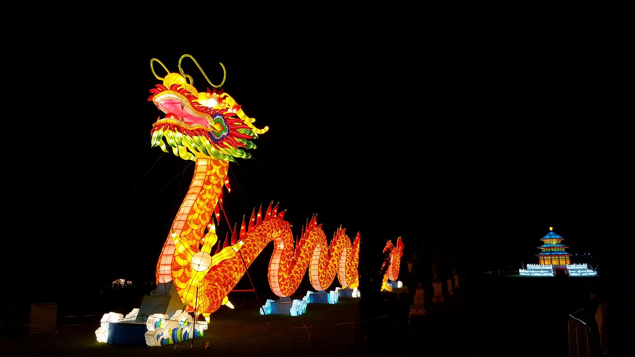 Os chineses também preparam grandes danças, com fantoches gigantes e carros alegóricos, com destaque para figuras míticas, como os dragões.  