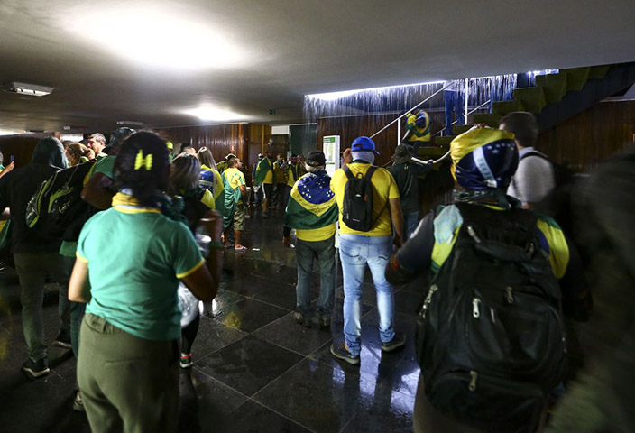 Segundo estimativas, cerca de 190 condenados podem ser beneficiados pelas mudanças. A lei ainda modifica regras de progressão de regime, permitindo avanço mais rápido do fechado para o semiaberto. Especialistas apontam que isso pode reduzir significativamente o tempo necessário para mudança de regime em casos como o de Bolsonaro.