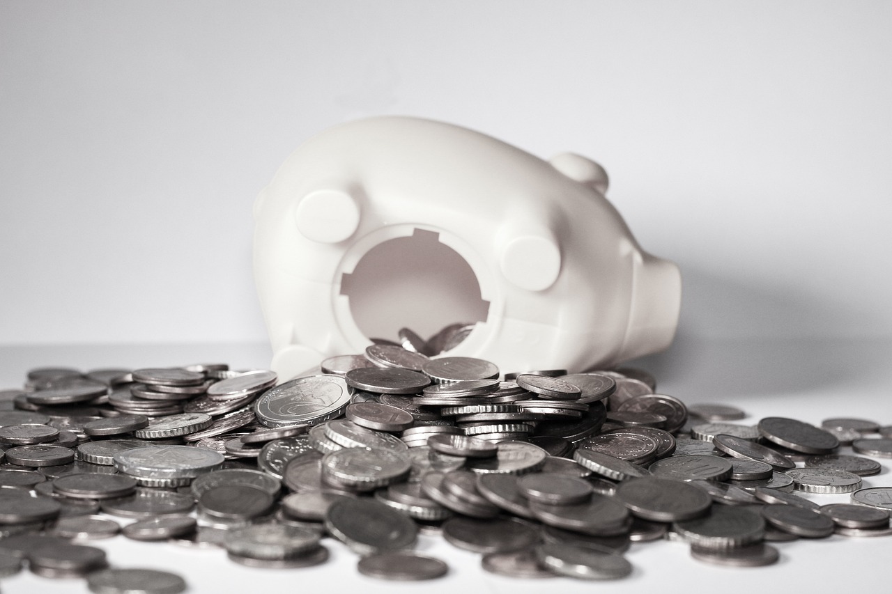 Os populares cofrinhos são úteis ainda hoje para que as crianças tenham a sensação de poupar para o futuro. Elas podem colocar ali uma parte da mesada e, no fim de um período, tirar o dinheiro e contar. 