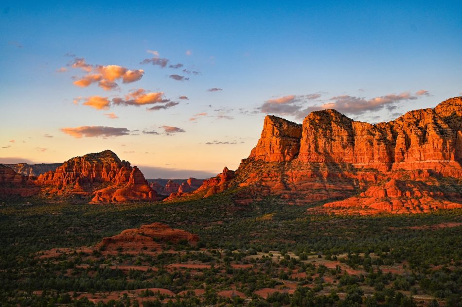 <p>Sedona, Arizona (Estados Unidos): Rodeada pela Floresta Nacional de Coconino, a cidade é um paraíso para amantes de trilhas, escaladas e passeios ao ar livre, com rotas populares como Cathedral Rock e Devil’s Bridge.</p>
