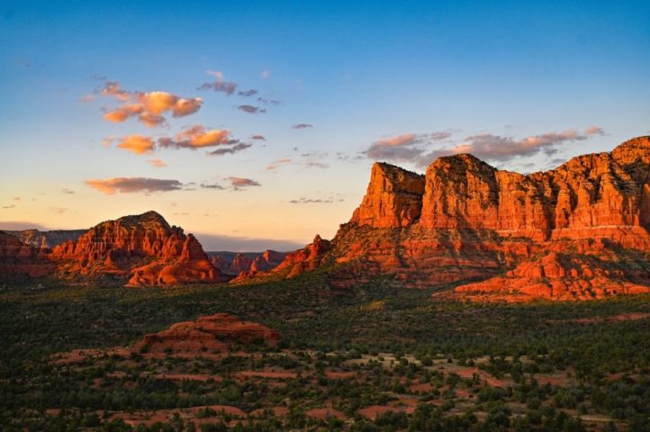 Sedona, Arizona (Estados Unidos): Rodeada pela Floresta Nacional de Coconino, a cidade é um paraíso para amantes de trilhas, escaladas e passeios ao ar livre, com rotas populares como Cathedral Rock e Devil’s Bridge.
