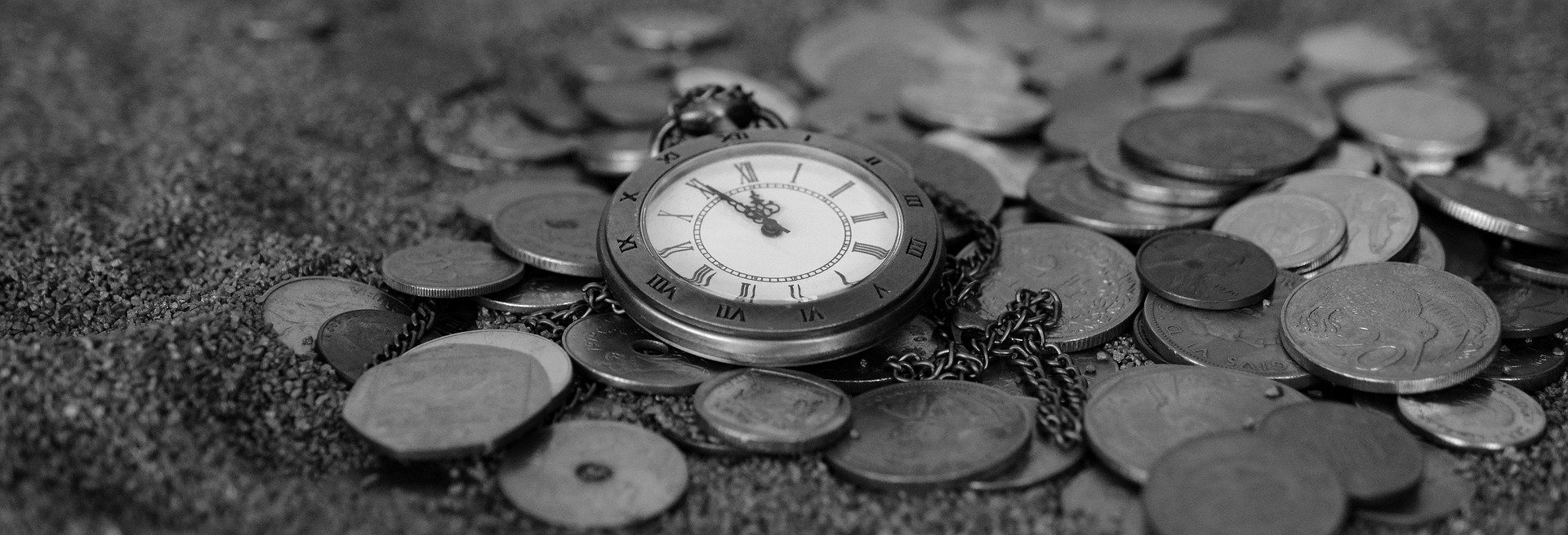 O ideal é separar 10%, se for possível. Dependendo do valor, é possível fazer uma aplicação de Renda Fixa, em vez de deixar na poupança (que não rende quase nada).