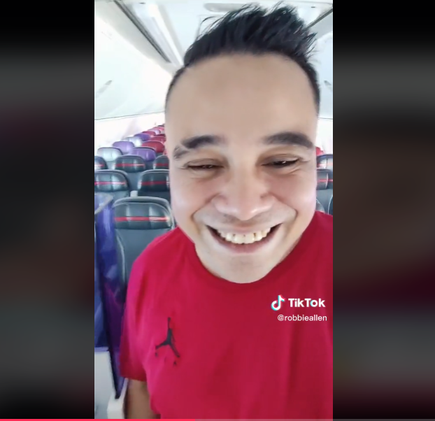 "Só queria não ter pagado pela classe executiva", disse, destacando que, com o avião vazio, os comissários costumam deixar que o passageiro migre de uma classe para outra. 