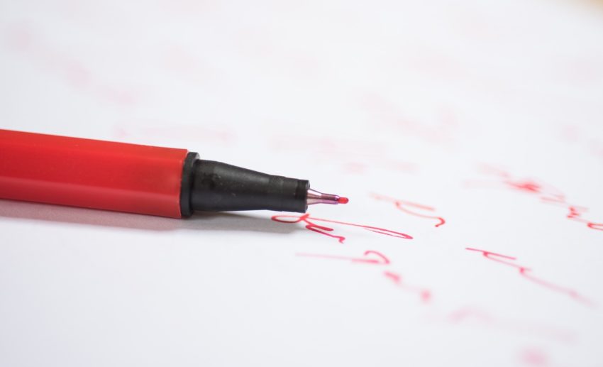 Usar caneta esferográfica: Pelos mesmos motivos, é impossível usar uma caneta esferográfica no espaço. A tinta precisa de gravidade para descer até a ponta, o que não acontece.