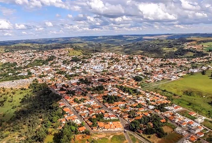 Com uma população de 18.000 habitantes (estimativa de 2023), a cidade ocupa 3.484 km² e fica a 400 km da capital Belo Horizonte. 
