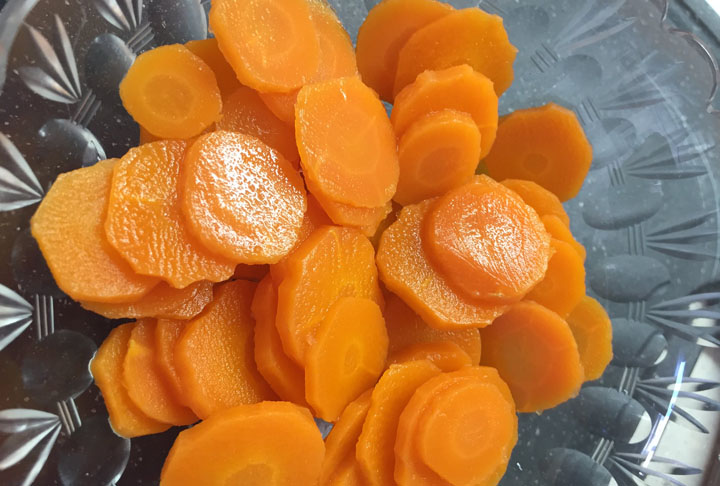Uma opção de raiz bastante consumida no Brasil é a cenoura. Ela ajuda a manter a saúde do coração, inibindo o processo de oxidação do colesterol ruim (LDL), assim como combate doenças como catarata e cegueira noturna.