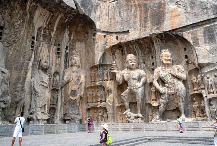 Grutas de Longmen (China) - Ficam entre duas montanhas, separadas pelo rio Yishui, a 13 quilÃ³metros ao sul da cidade de Luoyang, na ProvÃ­ncia de Henan.