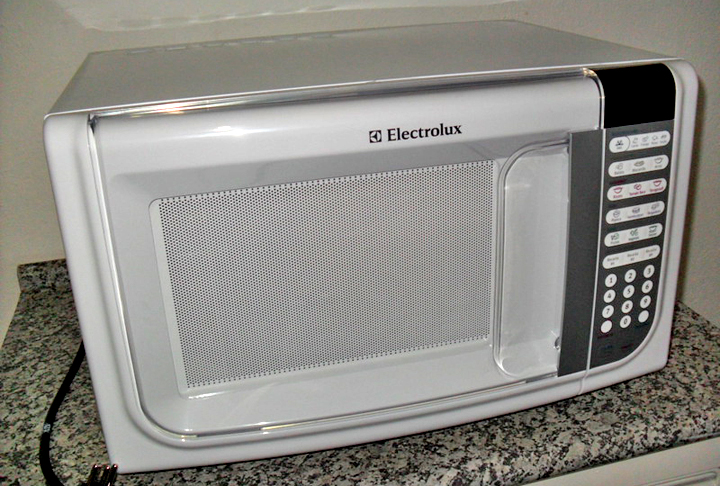 MICROONDAS - Com potência entre 600 a 1.500 watts, o aparelho supera a capacidade dos filtros de linha. 