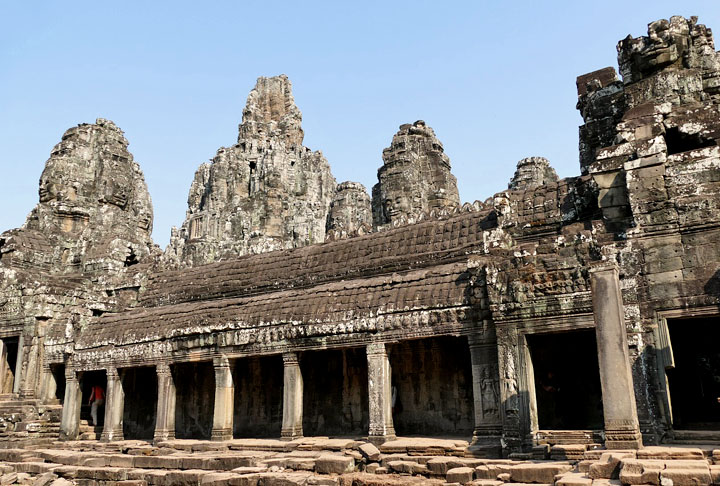 Em suma, o Camboja Ã© um paÃ­s de contrastes, onde a beleza dos templos antigos e a vitalidade cultural se encontram com os desafios econÃŽmicos e sociais.