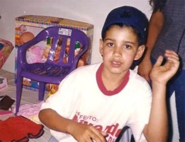 Gusttavo Lima começou sua carreira musical muito cedo. Ele iniciou sua trajetória aos 9 anos de idade, participando de uma banda chamada 