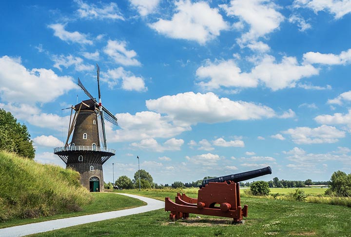 O ?Molende Hoop? pertence ao município de Hellendoorn e sua construção, em 1854, foi planejada para moer grãos e transformá-los em farinha. A fábrica segue em funcionamento, mas não é possível visitá-la. Contudo, há no local uma loja que vende farinha para pão, além de mistura para biscoitos e bolos.  - Flickr Gerrit Veldman