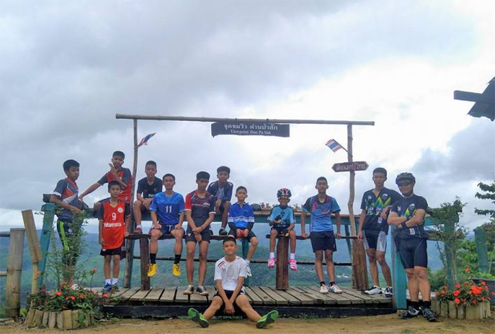 Na ocasião, ele tinha 13 anos e era atacante e capitão do Wild Boars (javalis selvagens em português e Moo Pa, em tailandês). Dom era reconhecido pelo seu senso de liderança e bom humor. 