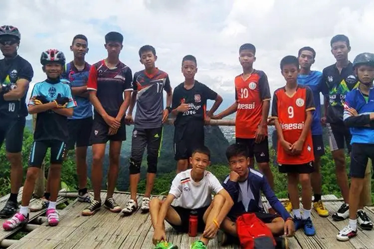 Os 13 entraram na caverna em 23/6/2018. Horas depois, foram dados como desaparecidos. Eles foram encontrados com vida nove dias depois. O resgate, porém, demorou para começar, por causa de estudos de viabilidade. Eles saíram entre os dias 8 e 10 de julho. 