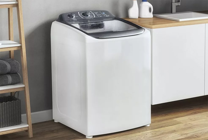 MÁQUINA DE LAVAR -Tem potência de cerca  de 1.400 watts. Muito forte. 