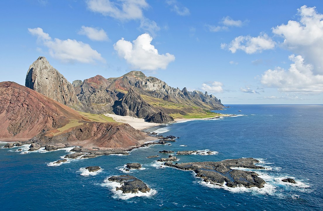 O local da descoberta fica perto da maior regiÃ£o de ninhos da tartaruga-verde do Brasil. AlÃ©m disso, Ã© habitat de aves marinhas e caranguejos, alÃ©m de  abrigar um ecossistema que inclui espÃ©cies endÃªmicas de peixes e diferentes conjuntos de recifes. 