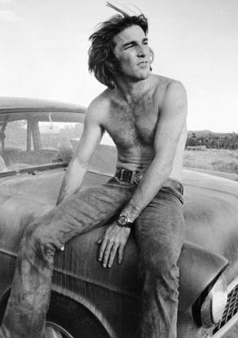 Dennis Wilson - O músico americano, um dos fundadores da Banda Beach Boys, morreu em 28/12/1983, aos 39 anos, ao mergulhar na Califórnia.