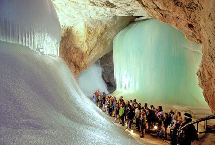 Localizada a cerca de 40 km da cidade de Salzburgo, famosa por ser a terra natal do compositor Mozart, a caverna foi descoberta em 1879, é rica em magnésio e hoje também recebe turistas.  