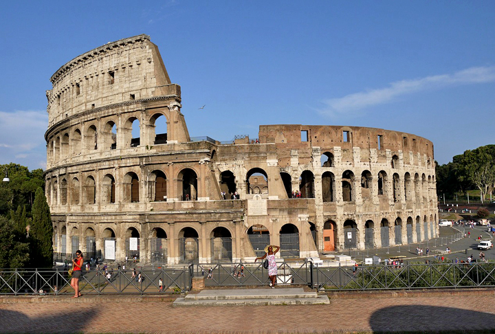 Coliseu (72-80 d.C.): Um dos maiores anfiteatros do mundo antigo, usado para gladiadores e eventos públicos. Foi concluído no reinado do imperador Tito-Imagem de chipili por Pixabay