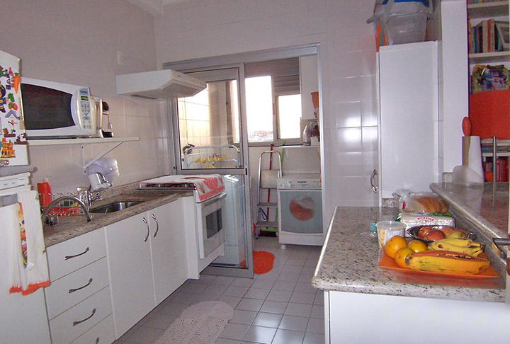 A prevenção passa pela limpeza regular, redução de insetos e eliminação de entulhos. Manter a casa organizada diminui os abrigos disponíveis.