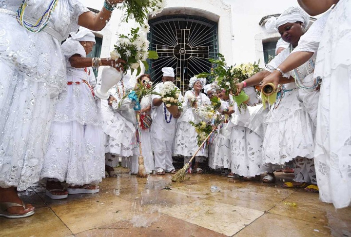 A festa combina elementos religiosos com manifestações culturais, como danças, músicas, comidas típicas e o famoso cortejo da Lavagem do Bonfim, onde as escadarias da igreja são lavadas com água de cheiro pelas baianas vestidas de branco.
