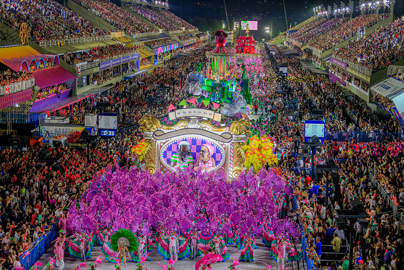 <p>Cada agremiação levará à avenida não apenas seus enredos e fantasias, mas também a força de seus intérpretes oficiais, que conduzem o canto coletivo e dão vida ao samba-enredo.</p>
