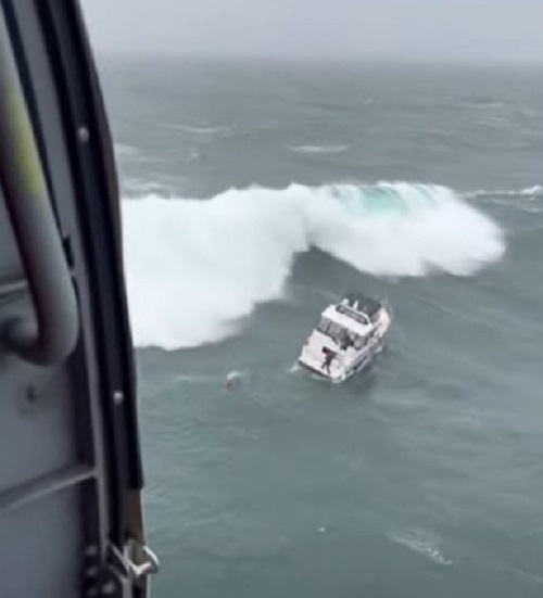 Na ponta da embarcação está o tripulante,  à espera do socorro. No entanto, rapidamente, a água ao redor fica mais violenta e uma onda surge, acertando em cheio o iate.-Youtube/diariodonordeste