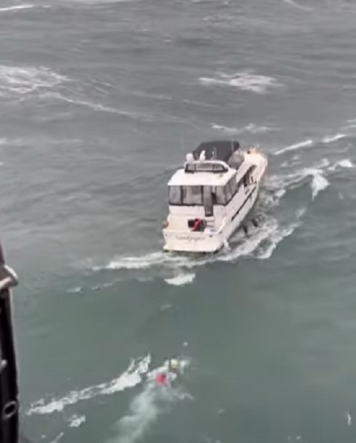 É que a embarcação estava navegando durante o mau tempo e a situação foi se agravando, até se formar uma tempestade. A Guarda Costeira enviou socorro e estava se aproximando do barco, para resgatar um tripulante, quando ocorreu o pior. -Youtube/diariodonordeste