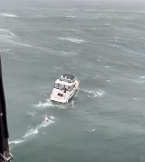 O vídeo foi gravado por uma pessoa a bordo de um helicóptero. É possível ver nos primeiros segundos do vídeo que alguém está nadando rapidamente, tentando chegar ao iate.-Youtube/diariodonordeste