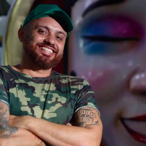 No mês anterior, ele será homenageado como enredo da Imperatriz Leopoldinense. A escola de samba carioca vai levar para a avenida a história do artista que o carnavalesco Leandro Vieira destaca como "camaleônico". 