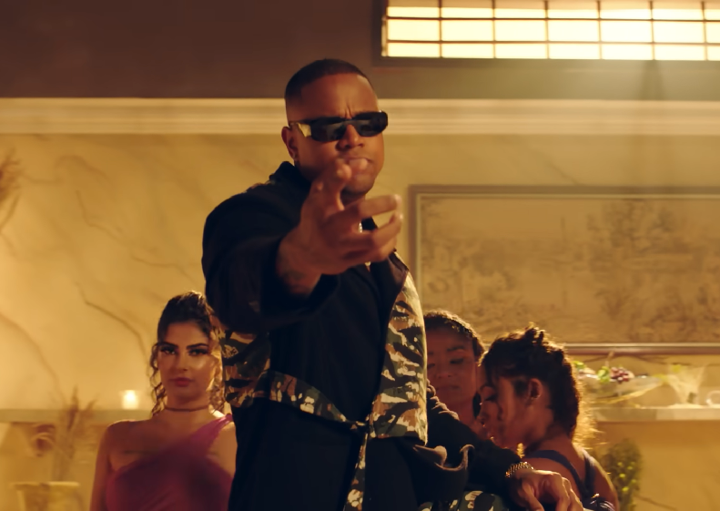 Seus clipes costumam ter cenários grandiosos e muitos dançarinos. Do mesmo modo, seus shows costumam ser super elaborados.