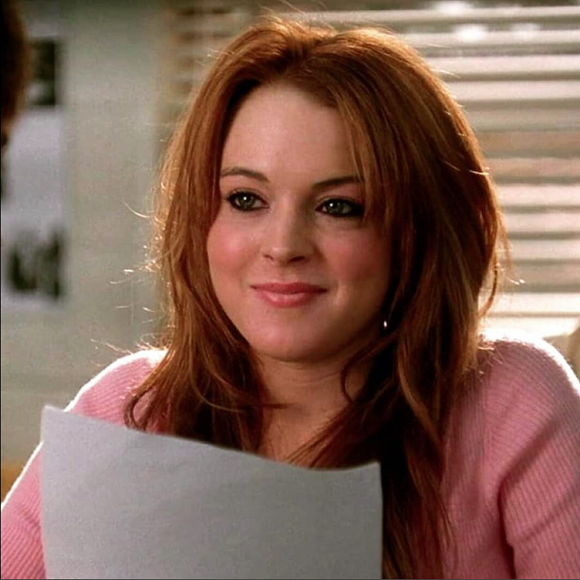 ?Meninas Malvadas? (11 de janeiro). O filme original de 2004 que catapultou a atriz Lindsay Lohan (foto) para o estrelato voltou 20 anos depois em uma versão repaginada. - reprodução meninas malvadas