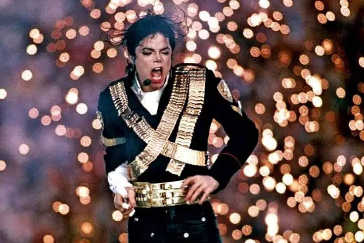 <p>Michael Jackson (1993): 133,4 milhões de espectadores | Antes de 1993, o intervalo era ocupado por bandas de marcha; Michael transformou o evento em um espetáculo de entretenimento global.</p>
