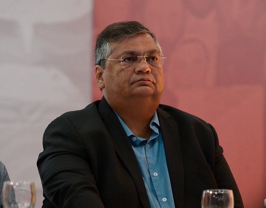 Na vida pessoal, Flávio Dino foi casado com Deane Fonseca, com quem teve dois filhos. Um deles, Marcelo, morreu aos 13 anos, em fevereiro de 2012, após ser internado por uma crise de asma. Em 2025, o Hospital Santa Lúcia, em Brasília, foi condenado a indenizar Dino e Deane em R$ 1,2 milhão por negligência no atendimento ao adolescente. O ministro do STF tem mais três filhos, nascidos do casamento com Daniela Lima.