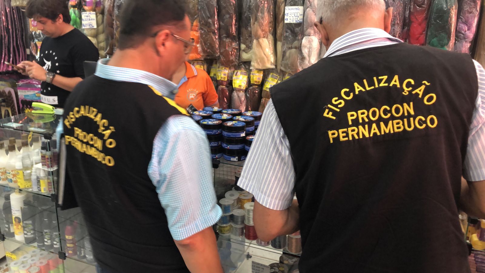 <p>Os fiscais também visitaram lojas comerciais para retirar pomadas de circulação. </p>
