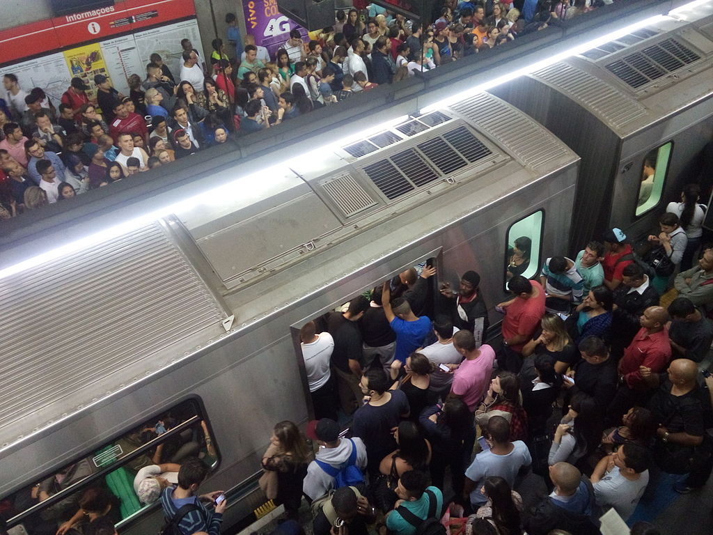No final dos anos 1970 surgiram as primeiras estações de metrô próximas à região onde está localizada a 25 de Março, acelerando a dinâmica econômica da área.

