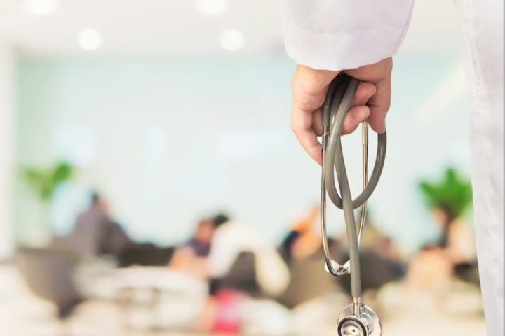 <p>A Associação Brasileira de Mantenedoras de Ensino Superior (ABMES) argumenta que o Enamed avalia conteúdos acadêmicos, não a aptidão profissional.</p>
